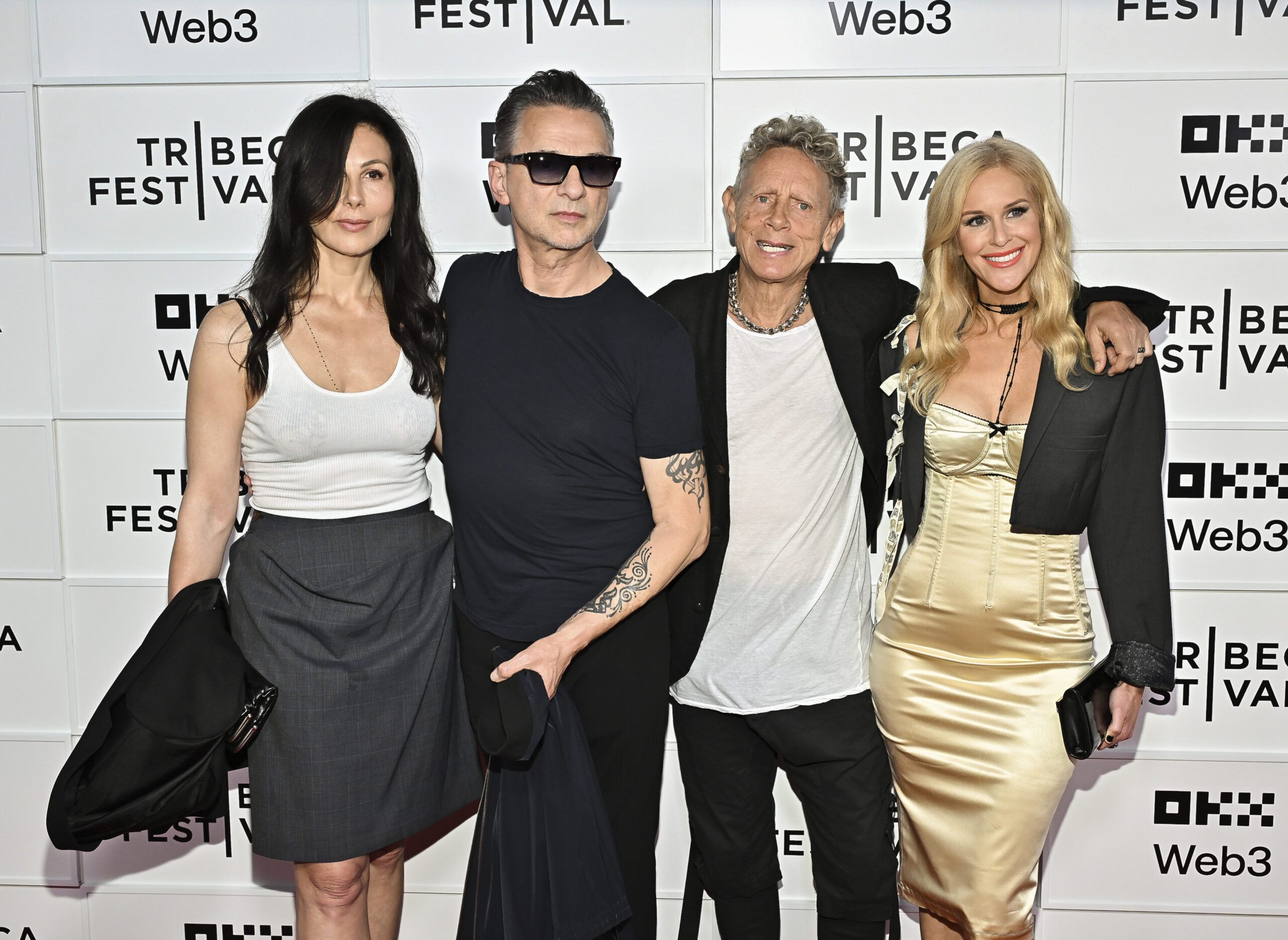 Jennifer Sklias-Gahan (li), Ehefrau von Depeche-Mode-Sänger Dave Gahan (2. v. li), Sänger und Gitarrist Martin Gore und dessen Partnerin Kerrilee Kaski (re) bei der Premiere des Films in New York.