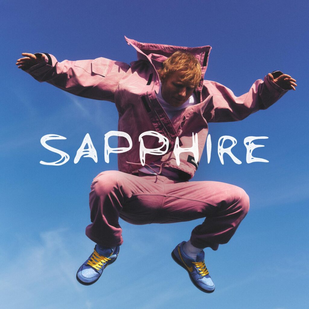 Cover der Single „Sapphire“, darauf sieht man Ed Sheeran in rosa Klamotten, wie er vor blauem Himmel in die Luft springt