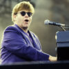 Elton John während eines Konzerts