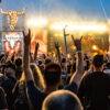 Festivalbesucher vor einer Bühne beim Wacken Open Air.