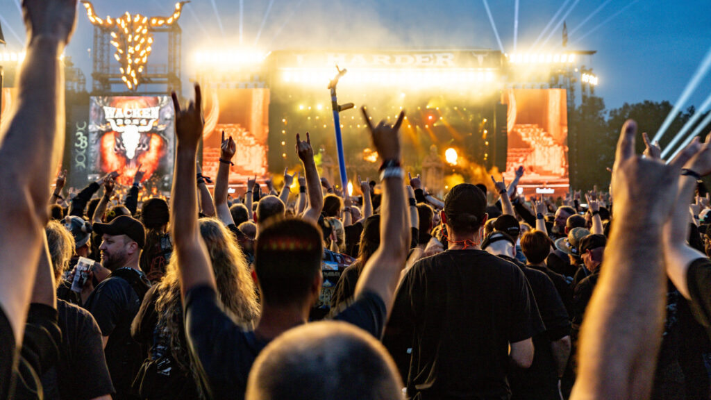 Festivalbesucher vor einer Bühne beim Wacken Open Air.