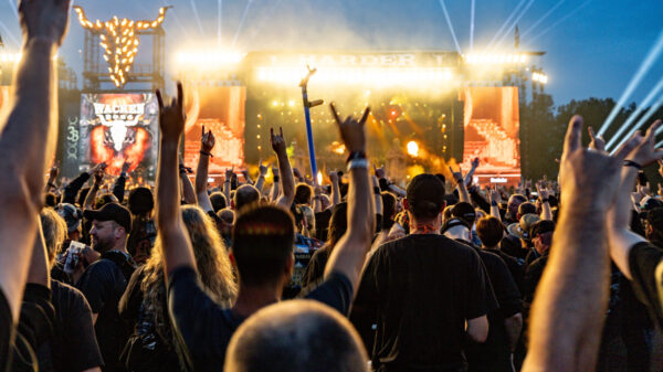 Festivalbesucher vor einer Bühne beim Wacken Open Air.