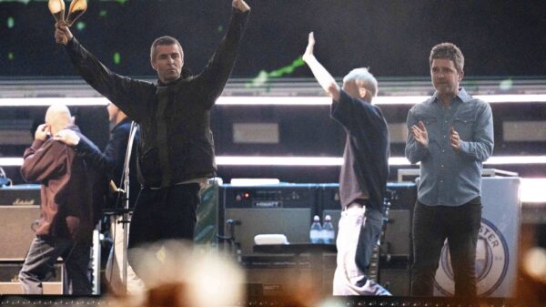 Liam Gallagher (links) und Noel Gallagher bei ihrem Comeback-Konzert am Freitag in Cardiff.