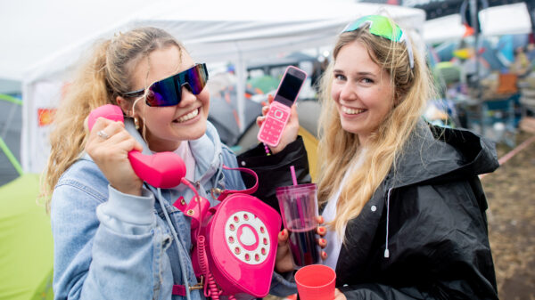 Die Festivalbesucherinnen Rieke (l) und Tomke aus Westerholt
