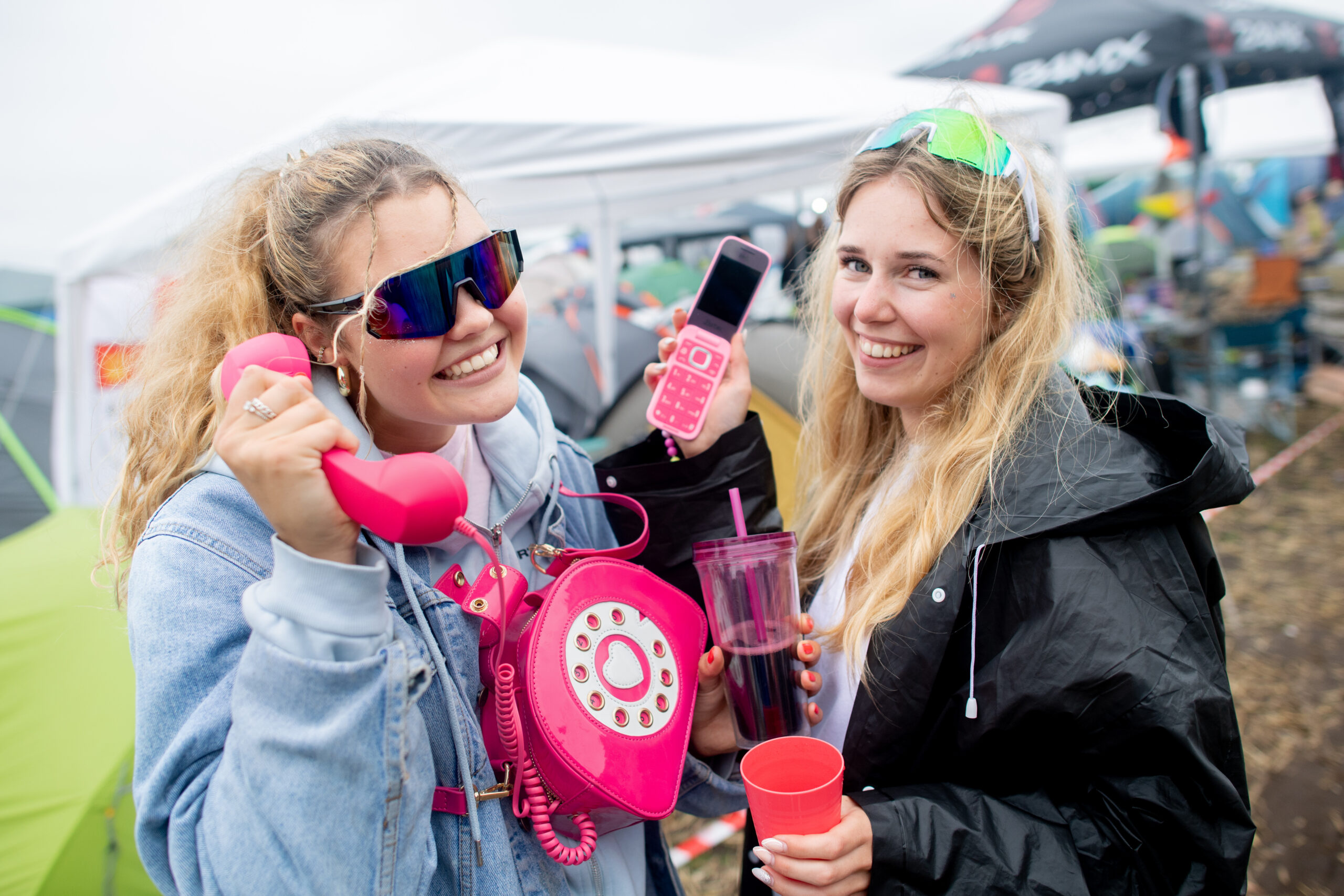 Die Festivalbesucherinnen Rieke (l) und Tomke aus Westerholt