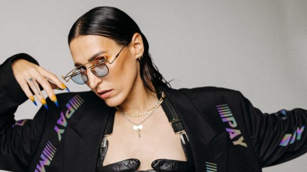 Foto der Sängerin, sie trägt eine extravagante Brille und lange, spitze Fingernägel