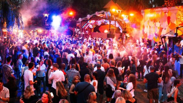 Menschen stehen vor einer Bühne.