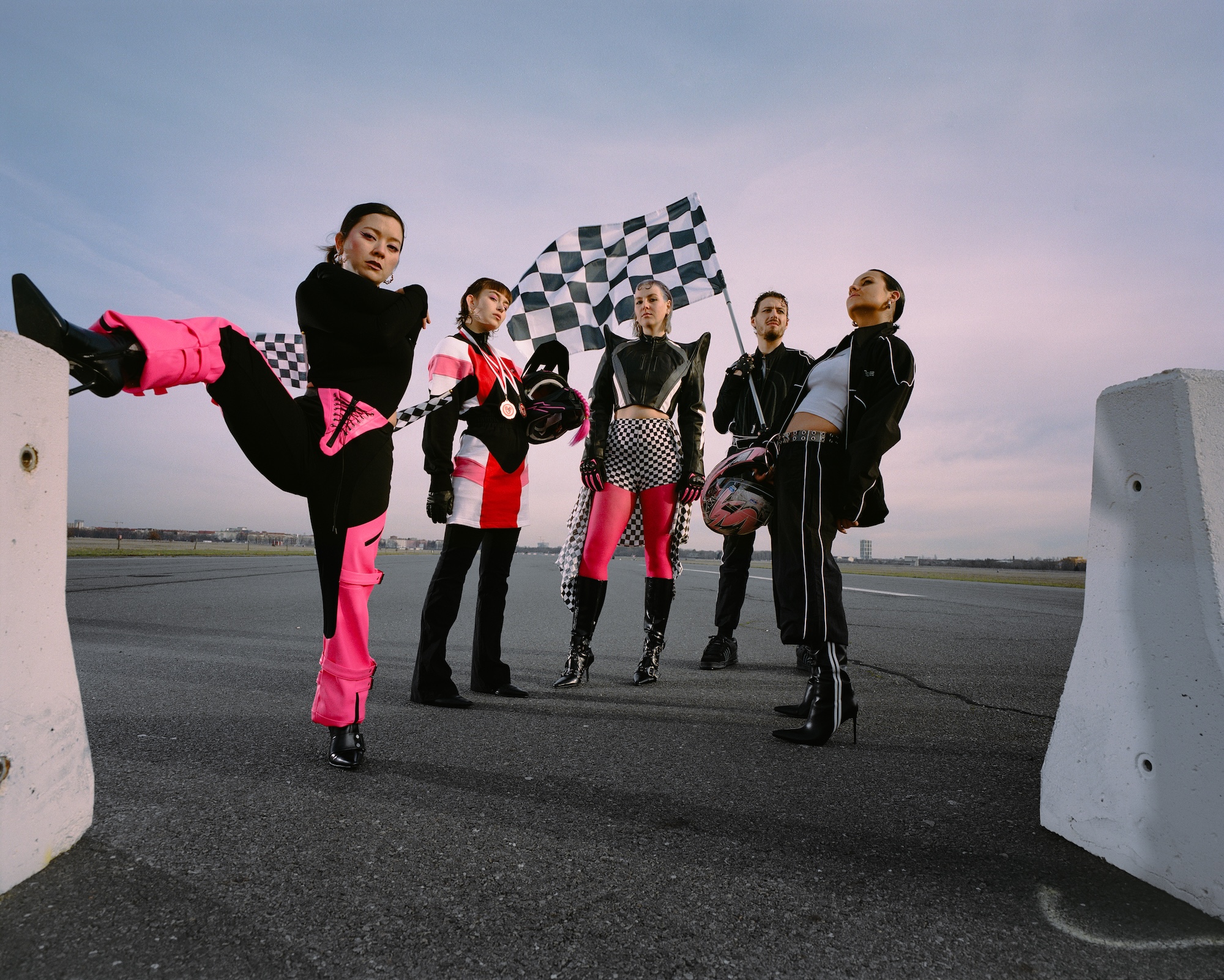 Die Band draußen auf einer Rennstrecke