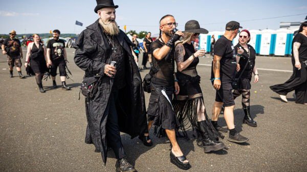 Festivalbesucher gehen über das Veranstaltungsgelände vom Mera Luna Festival auf dem Flugplatz.