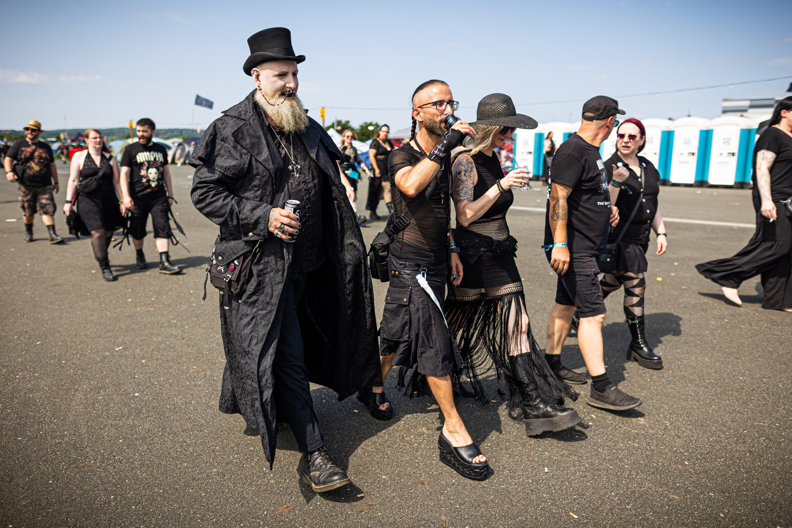 Festivalbesucher gehen über das Veranstaltungsgelände vom Mera Luna Festival auf dem Flugplatz.