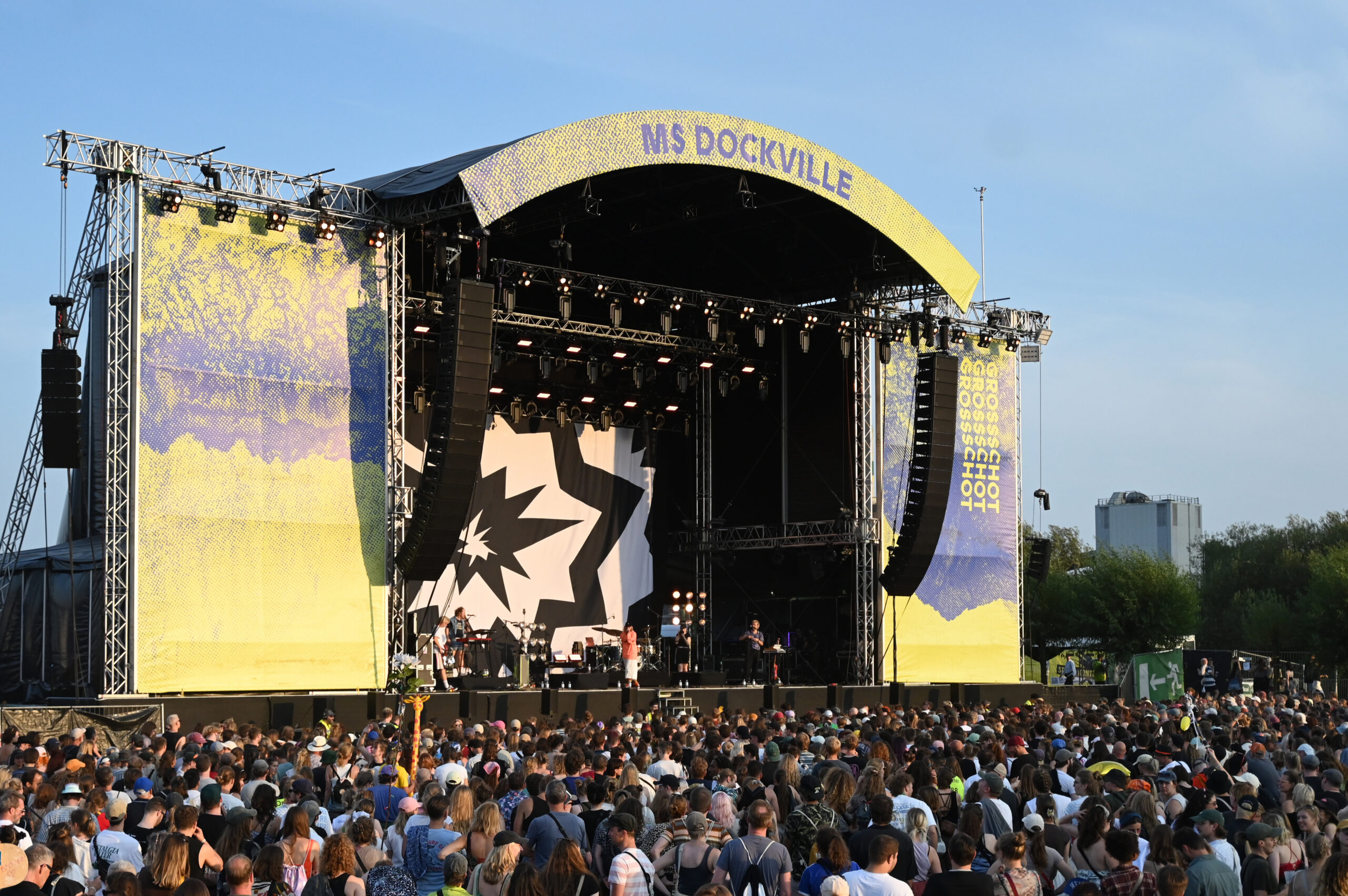Zuschauerinnen und Zuschauer stehen auf dem MS Dockville vor einer Bühne.
