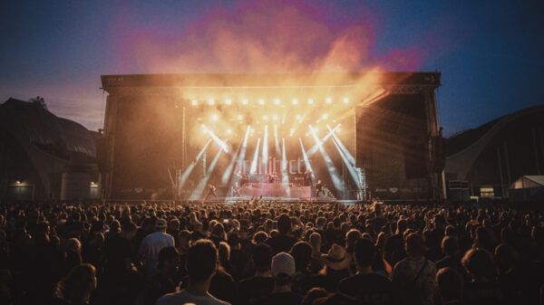 Metal-Fans feiern beim „Elbriot“ unter freiem Himmel auf dem Großmarkt-Gelände.
