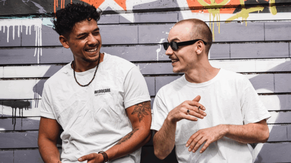 Zwei lachende Männer