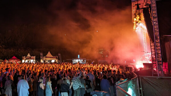 Publikum vor einer Bühne im Bürgerpark in Stade