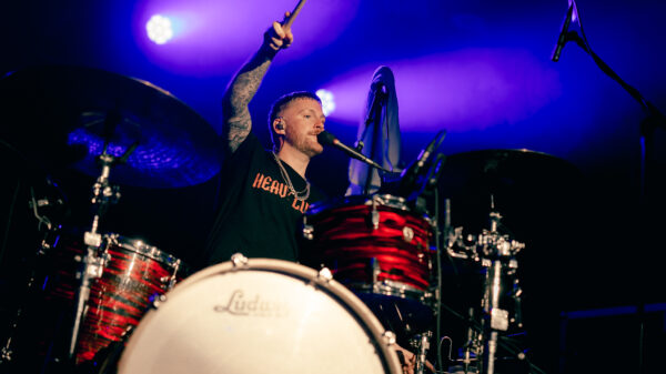 Ein Mann hinterm Schlagzeug