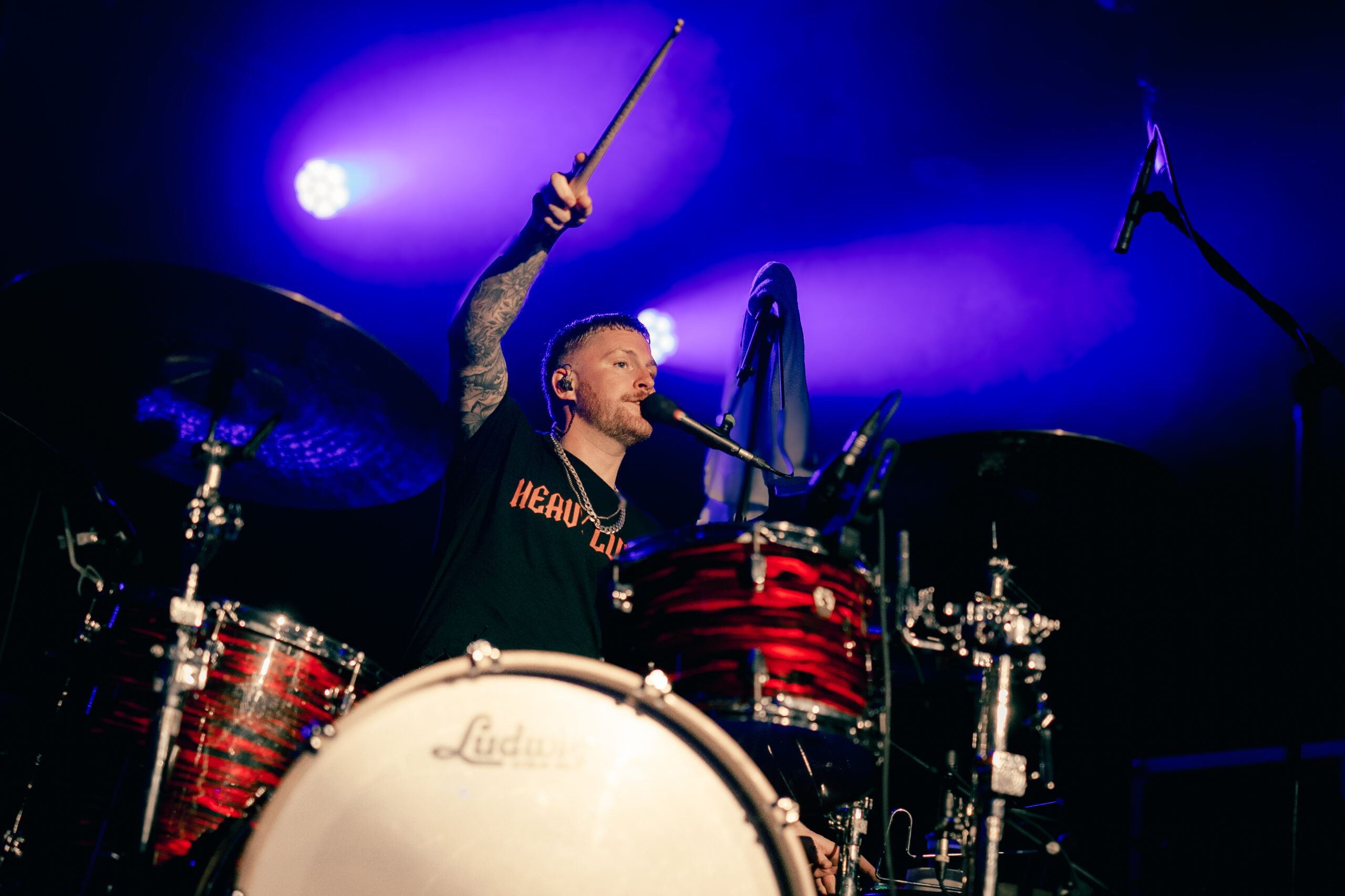 Ein Mann hinterm Schlagzeug