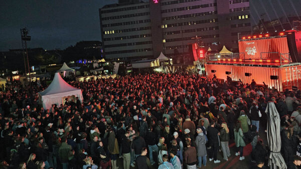 Der Platz im Festival Village auf dem Heiligengeistfeld ist restlos belegt.