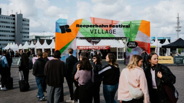 Einfang zum Gelände auf dem Heiligengeistfeld, man kann „Reeperbahn Festival Village, free entry“ lesen, davor stehen Menschen