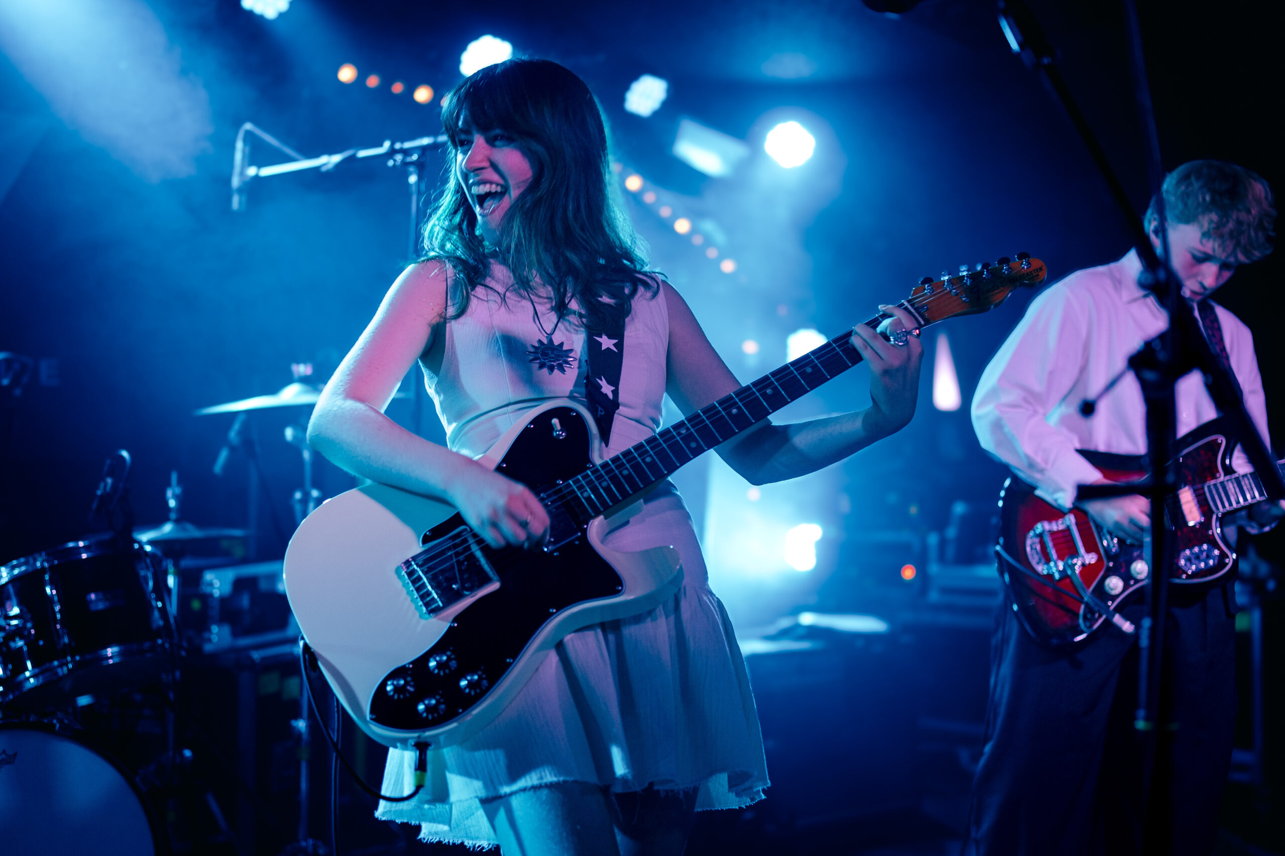 Zwei Personen auf der Bühne, beide mit Gitarren