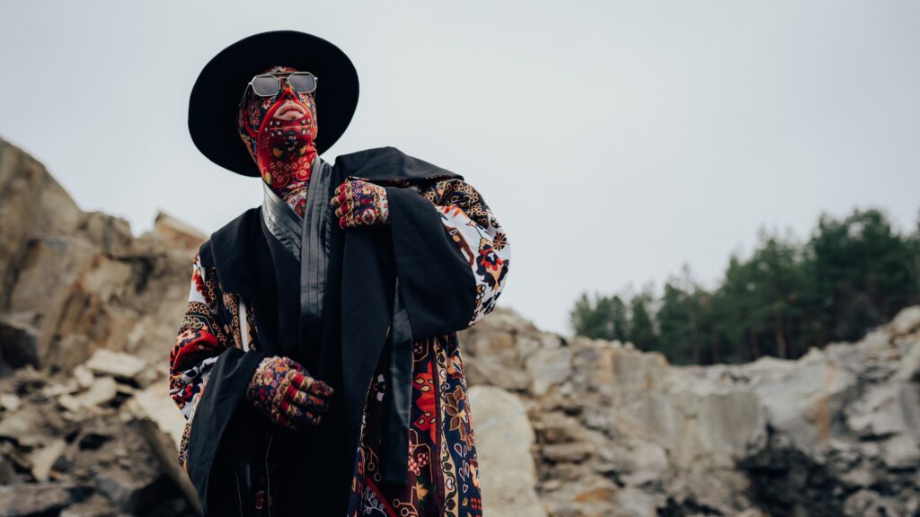 Ein Mann, dessen Gesicht, Hals und Hände in bunten Stoff gekleidet sind