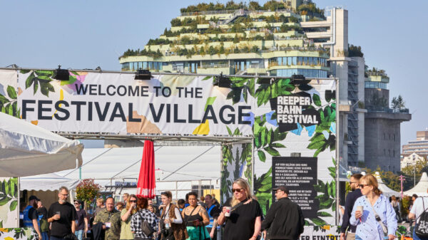 Über dem Eingang zum 19. Reeperbahn-Festival auf dem Heiligengeistfeld steht der Slogan «Welcome to the Festival Village» (Willkommen im Festival Village). Im Hintergrund ist der Hochbunker zu sehen.