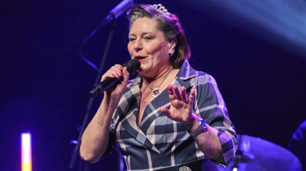 Anna R. steht mit einem Mikrofon auf der Bühne und singt.