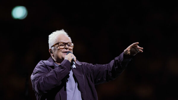 Herbert Grönemeyer steht bei seinem Auftaktkonzert „Herbert Grönemeyer - mittendrin – akustisch“ auf der Bühne in der Westfalenhalle.