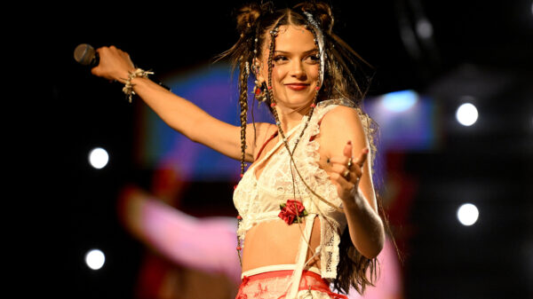 Nina Chuba während eines Konzerts