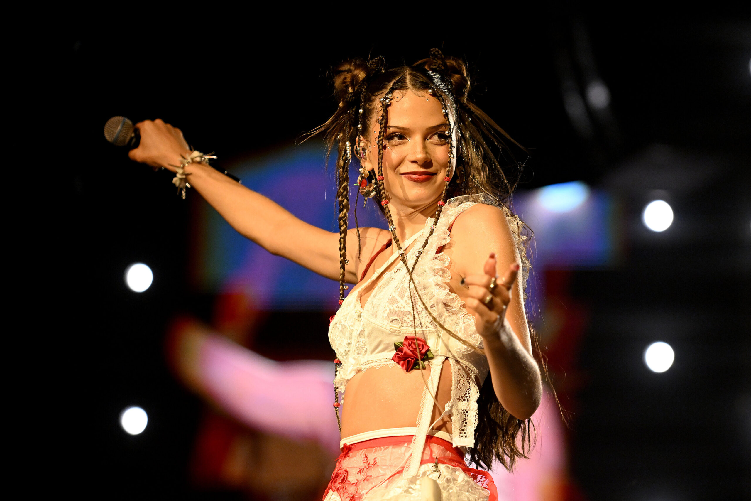 Nina Chuba während eines Konzerts