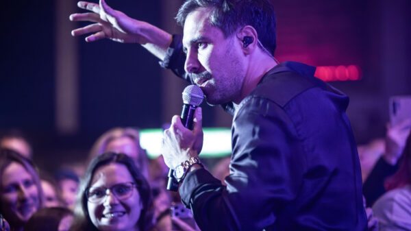 Sänger Max Giesinger bei einem Konzert in Berlin (Archivbild).
