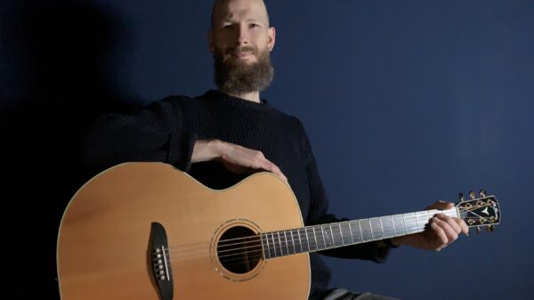 Benjamin Branzko erweitert mit einer Baritongitarre sein Repertoire