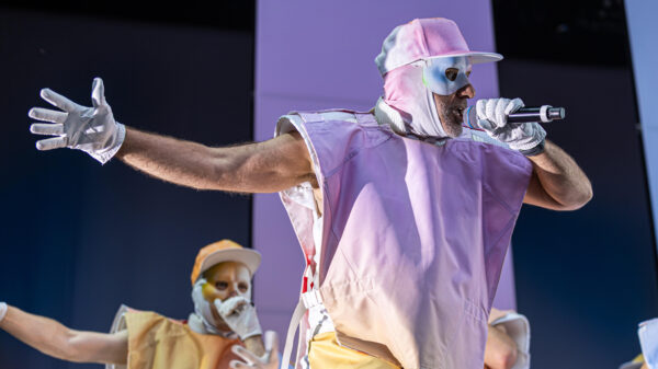 Die deutsche Hip Hop Band DEICHKIND auf der Kunst!Rasen Bühne.