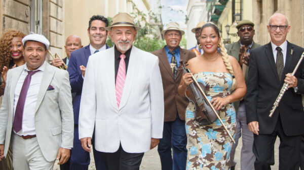 Die Gruppe Estrella de Buena Vista mit Instrumenten