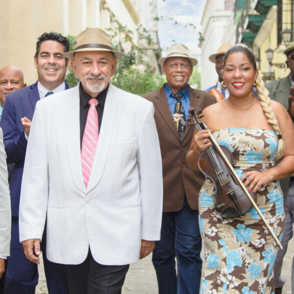 Die Gruppe Estrella de Buena Vista mit Instrumenten