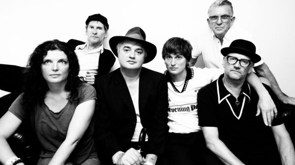Schwarz-weiß Aufnahme der Band von Peter Doherty