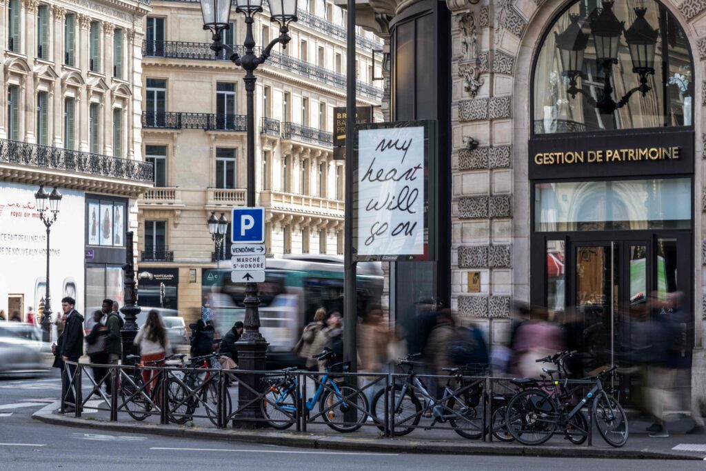 Plakatwand mit dem Titel des Liedes „My Heart Will Go on”