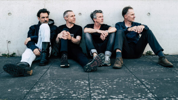 The Jeremy Days sitzen an eine Wand gelehnt auf dem Boden.