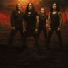 Die vier Bandmitglieder von „Kreator“ vor einem roten, apokalyptischen Hintergrund