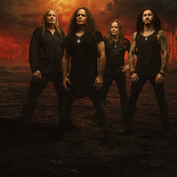 Die vier Bandmitglieder von „Kreator“ vor einem roten, apokalyptischen Hintergrund