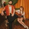 Angus & Julia Stone sitzen auf einem retro Sofa.