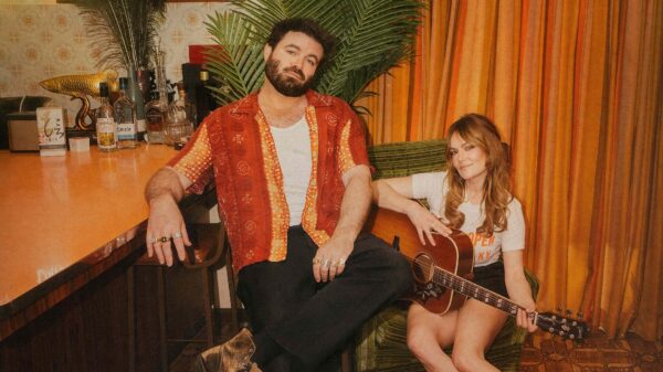 Angus & Julia Stone sitzen auf einem retro Sofa.