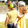 Zwei Kinder mit Kopfhörern stehen vor der Freilichtbühne im Stadtpark Hamburg beim Kinderkonzert.
