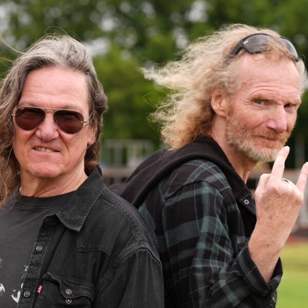Thomas Jensen und Holger Hübner stehen auf dem Festivalgelände des Wacken Open Air.
