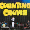 Counting Crows auf der Bühne im Hylands Park in Chelmsford mit Band und großem Bühnenlogo.