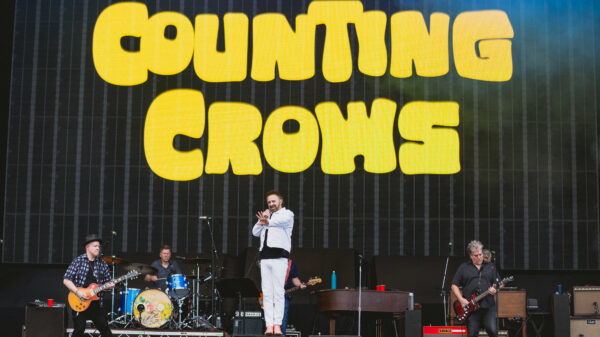 Counting Crows auf der Bühne im Hylands Park in Chelmsford mit Band und großem Bühnenlogo.